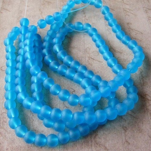 Lot de 15 perles en verre givrées bleues 6mm