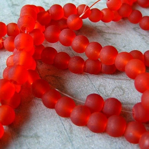 Lot de 15 perles en verre givrées rouges 6mm