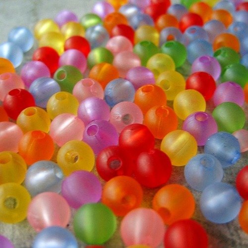 Lot de 15 perles acrylique givrées multicolores 6mm