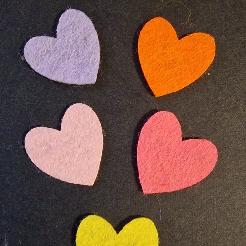 Lot de 5 cœurs en feutres appliques embellissements multicolores