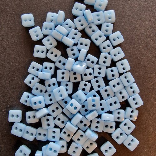 Lot de 10 très petits boutons carrés bleus clair acrylique 5 mm
