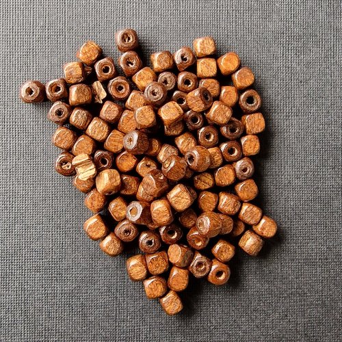Perles en bois cubique 4mm - marron - 5gr (environs 100 perles)