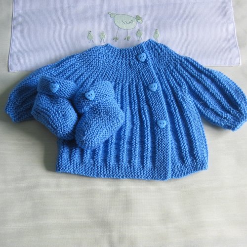 Brassière et chaussons bleu naissance - tricot fait main