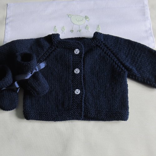 Veste/brassiere et chaussons naissance bleu marine  - fait main au tricot