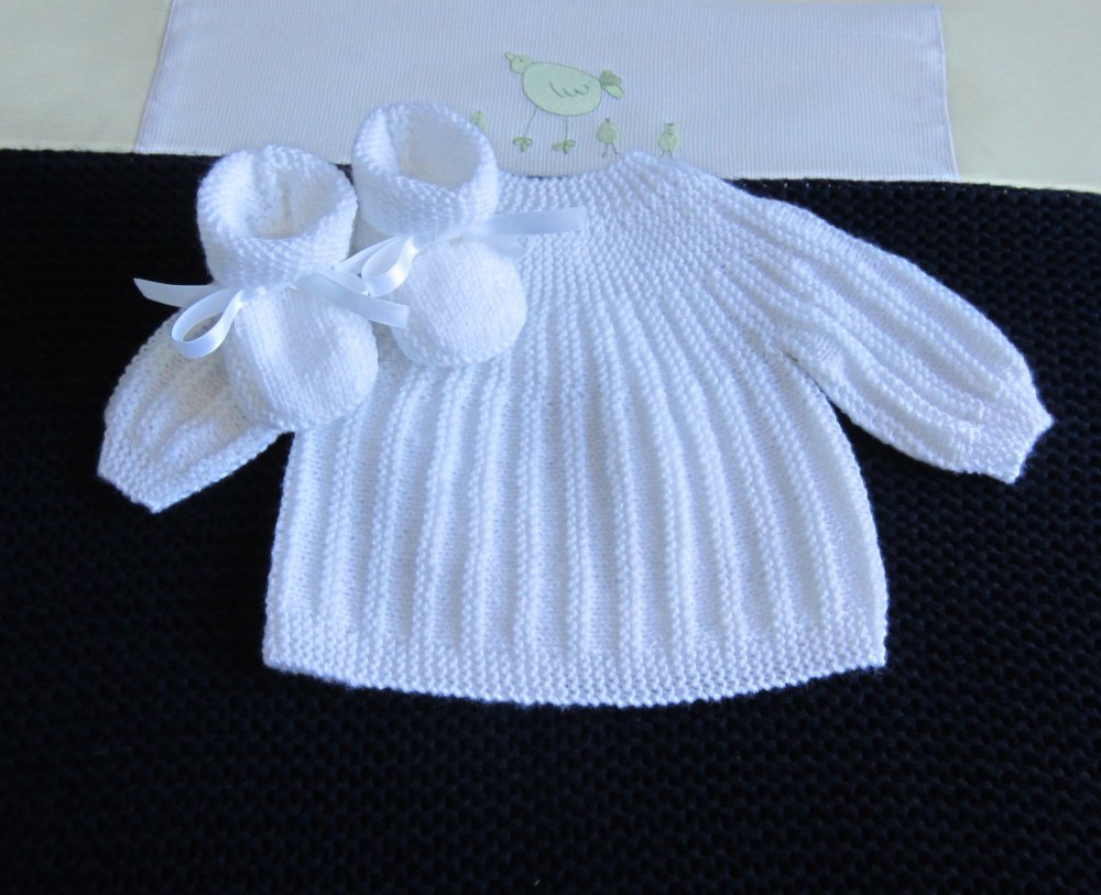 Brassiere Et Chaussons Naissance Coloris Blanc Tricot Fait Main Un Grand Marche