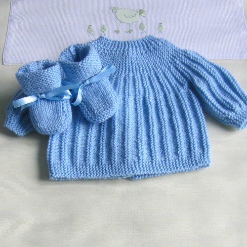 Brassière et chaussons bleu ciel naissance - tricot fait main