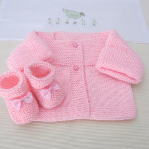 Veste/brassiere et chaussons naissance coloris rose  - fait main au tricot