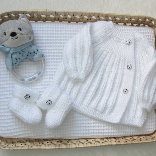 Brassière/veste et chaussons naissance coloris blanc avec boutons "ourson" - tricot fait main