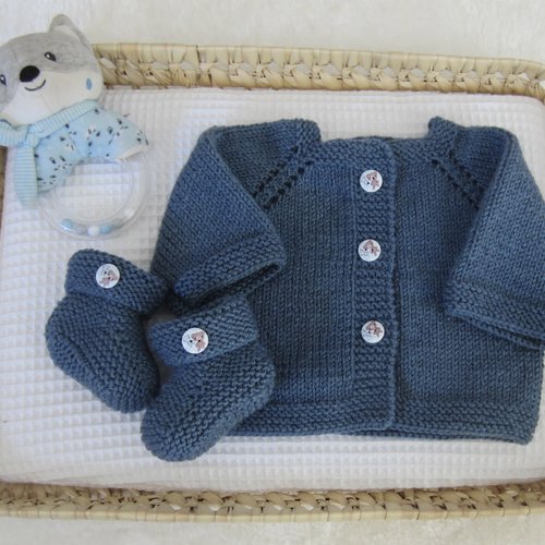 Veste/gilet/brassiere et chaussons naissance coloris bleu jeans - fait main au tricot