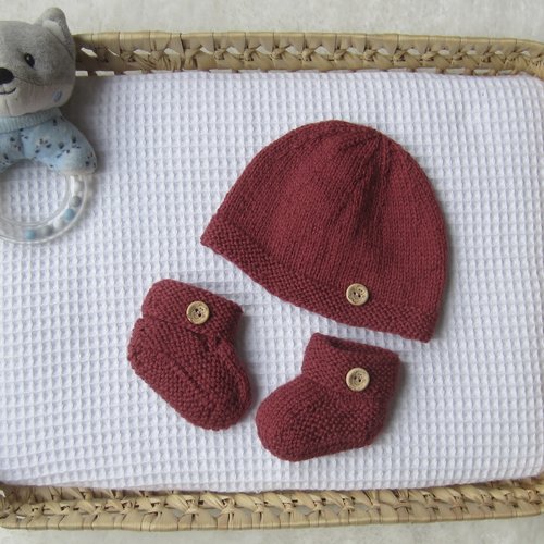 Ensemble bonnet/chapeau et chaussons coloris brique