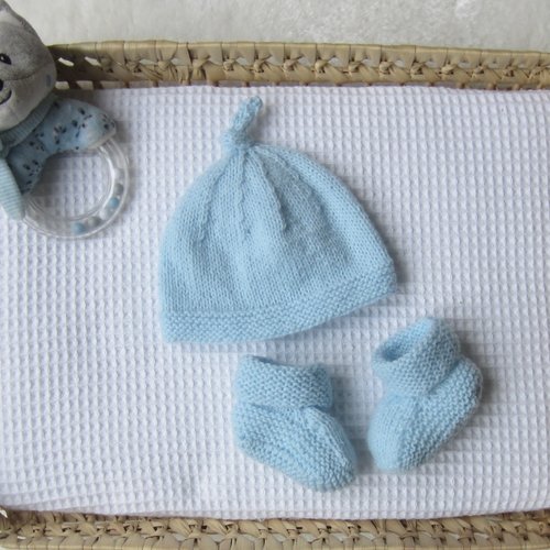Ensemble bonnet et chaussons bleu clair