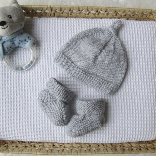 Ensemble bonnet et chaussons gris (lutin)