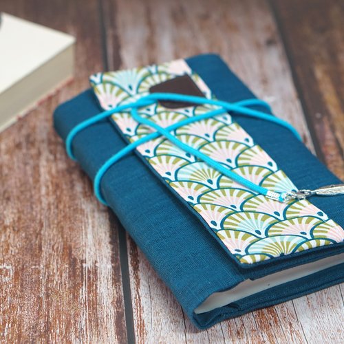 Protège livre poche avec rabat ajustable lin turquoise tissu japonais, cadeau femme personnalisé