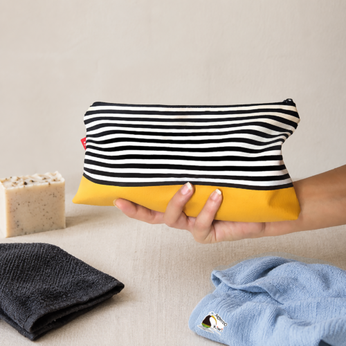 Trousse maquillage femme à suspendre similicuir jaune tissu rayures noir et blanc, rangement cosmetique