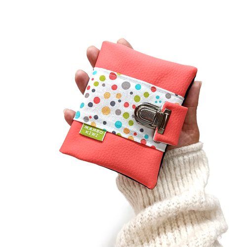Petit portefeuille femme à pois pastel et simili cuir corail – fermoir cartable vintage – création artisanale