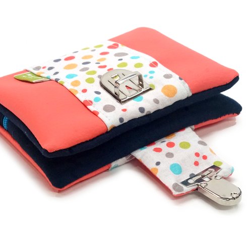 Petit portefeuille femme à pois pastel et simili cuir corail – fermoir cartable vintage – création artisanale