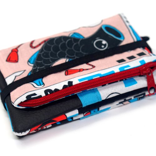 Portefeuille japonais manga fait main – tissu carpe koï, dragon et maneki neko – format compact passeport