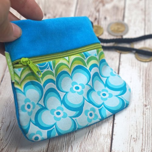 Pochette fleurs rétro en velours avec dragonne - cadeau femme noël