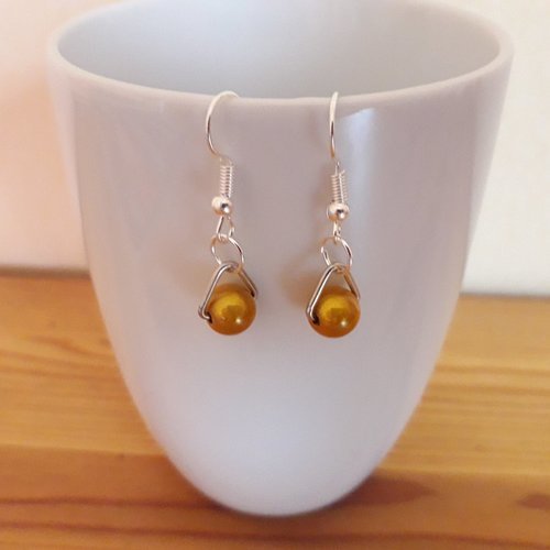 Paire De Boucles D'oreilles - Modèle Sans Marque, Occasion - Parfaites Pour Un Look Quotidien