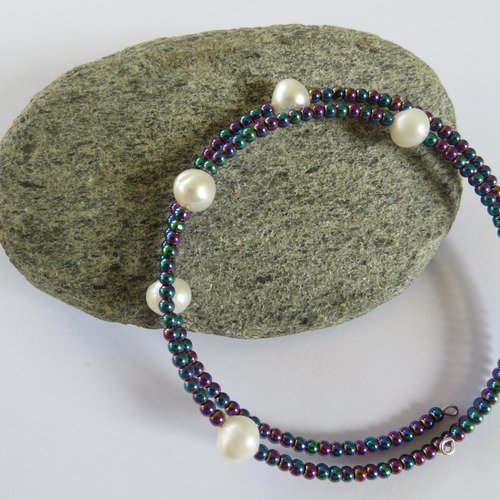 Bracelet fil mémoire , perles de culture d'eau douce et perles de rocaille .