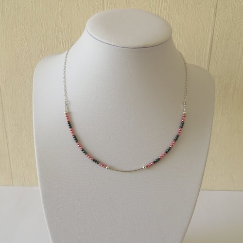 Collier minimaliste avec perles en hématite et perles nacrées  avec chaîne argent 925.