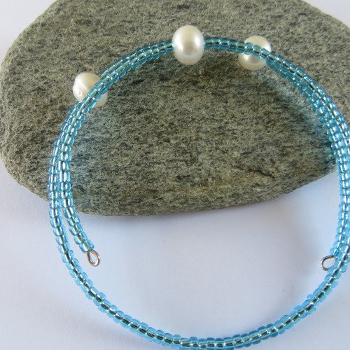 Bracelet fil mémoire , perles de culture d'eau douce et perles de rocaille bleues