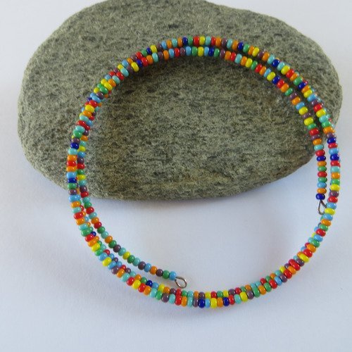 Bracelet fil mémoire , perles de rocailles multicolores .