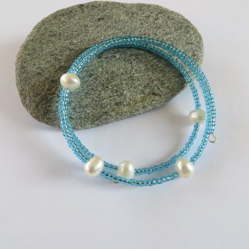 Bracelet fil mémoire , perles de culture d'eau douce et perles de rocaille bleues