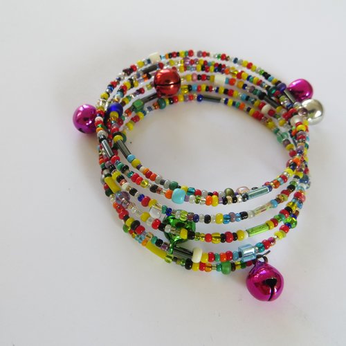 Bracelet fil mémoire , perles de rocailles multicolores et petits grelots .