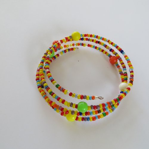 Bracelet fil mémoire , perles de rocailles multicolores . .