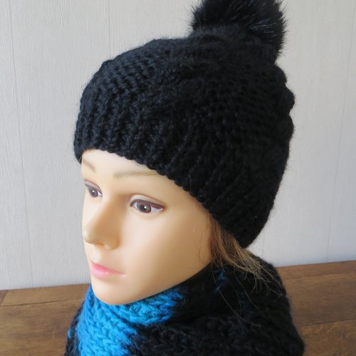 Joli bonnet noir avec pompon en fourrure acrylique noir .