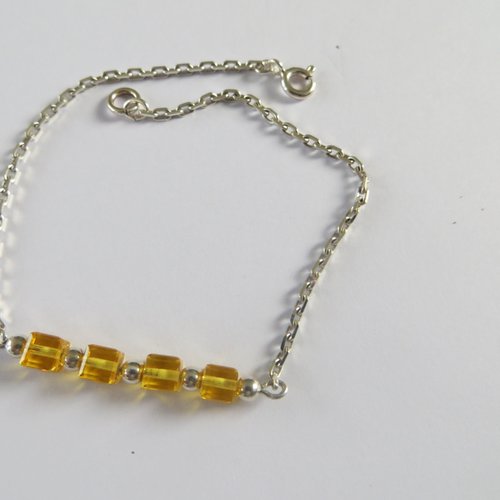 Bracelet  minimaliste ,argent 925 et  perles cubes jaune  en cristal swaroski.