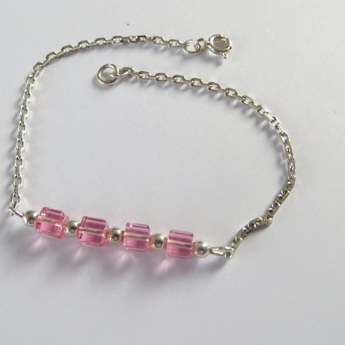 Bracelet  minimaliste ,argent 925 et  perles cubes rose  en cristal swaroski.