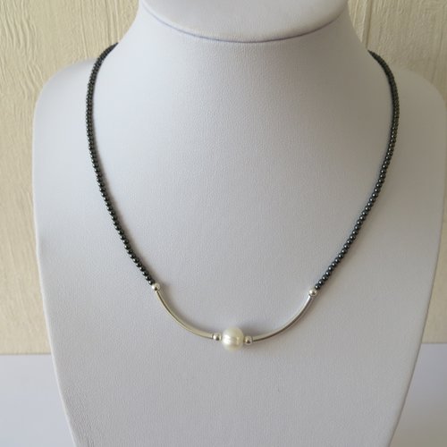 Collier minimaliste avec perles en hématite et perles d ,eau douce blanc nacré .