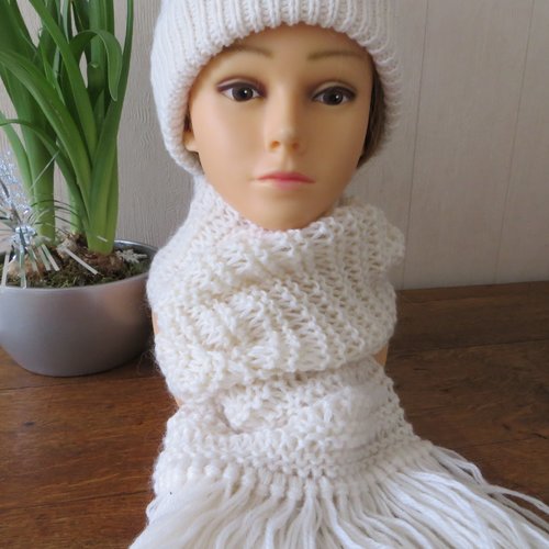 Echarpe blanc cassé ,tricotée main  ,laine et acrylique ;