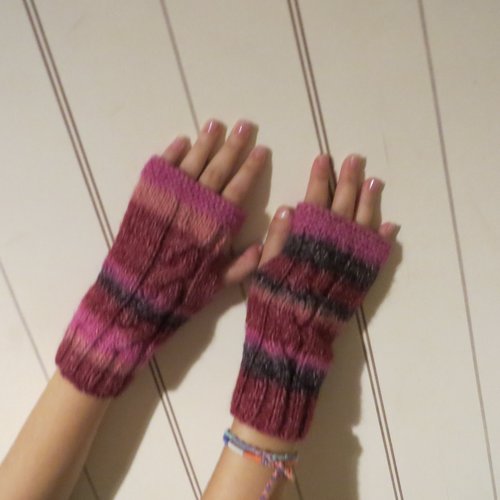 Mitaines  tricotées main ,avec torsades ...