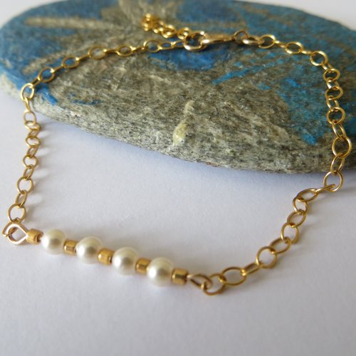 Bracelet  avec perles nacrées  et gold filled.