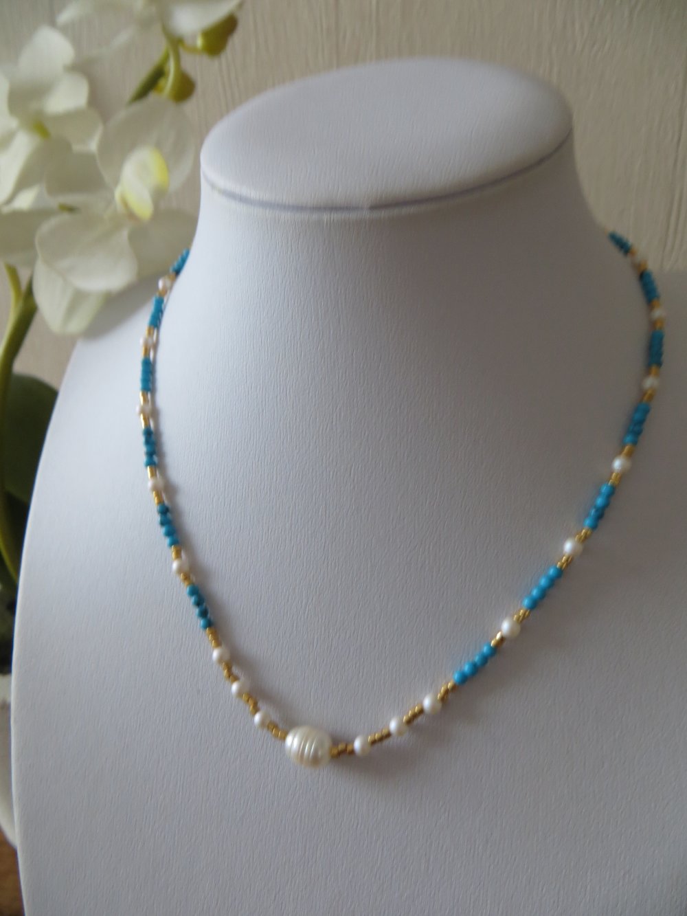 Collier de perles de culture colorées sur cinq fils transparents.