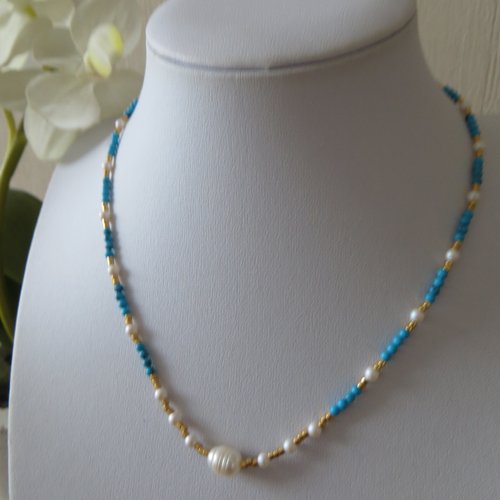 Collier minimaliste avec perle d'eau douce et perles rocaille turquoise  .