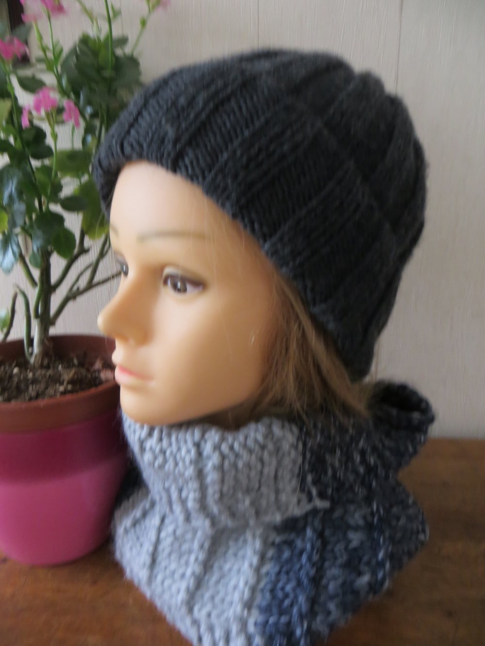 bonnet rond bleu foncé bébé enfant tricoté à la main en 100% laine mérinos