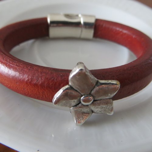Bracelet  en cuir régaliz marron clair .avec passant fleur en  métal argenté  vielli