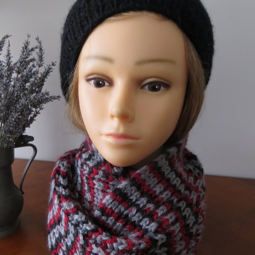 Col snood  magic .joli dégradé de noir ,gris et rouge..