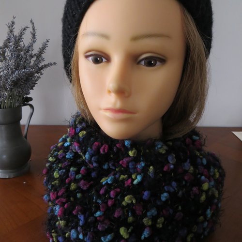 Col snood ,tricoté main dans un joli dégradé de noir,orange et bleu .