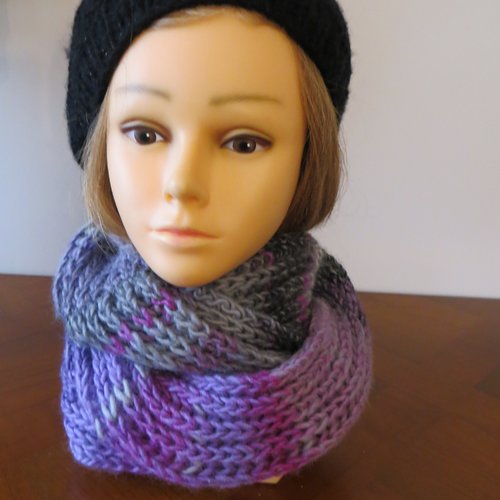 Col snood  azteca joli dégradé de violet  et de gris ;.