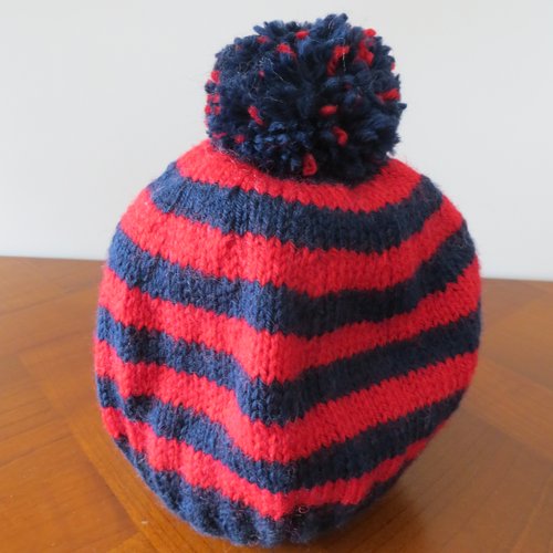 Bonnet enfant, marine et rouge  ,avec pompon en laine .. .