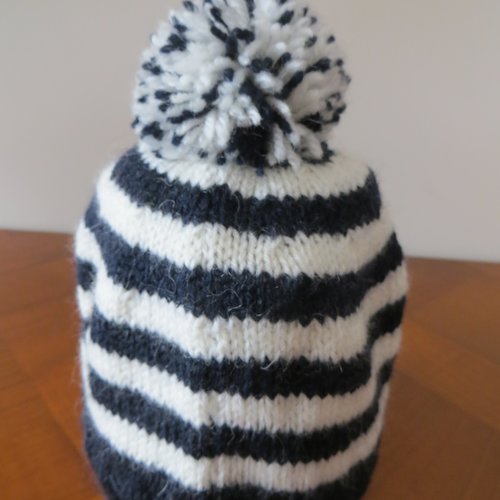 Bonnet enfant, marine et  ,blanc cassé ,avec pompon en laine .. .