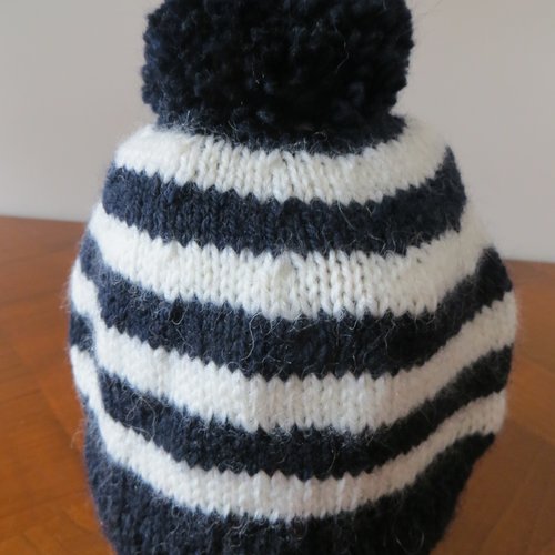 Bonnet enfant ,marine et  ,blanc ,avec pompon en laine .. .