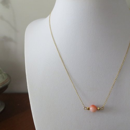 Collier perle corail  rose avec chaîne en gold filled ;