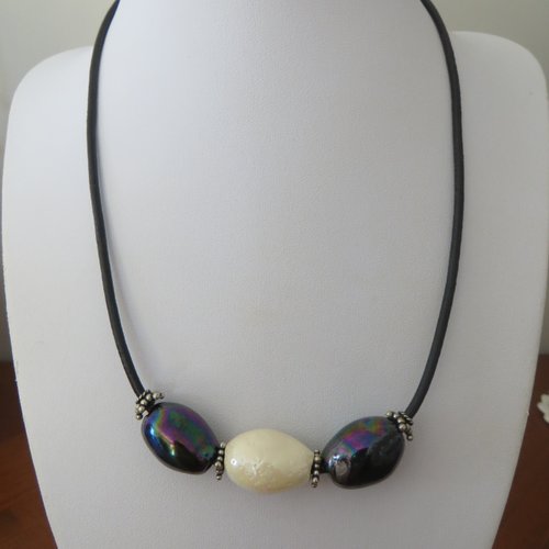 Collier avec perles en céramique sur cordon cuir .