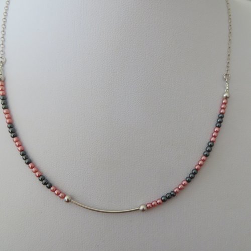 Collier minimaliste avec perles en hématite et perles nacrées  avec chaîne argent 925.